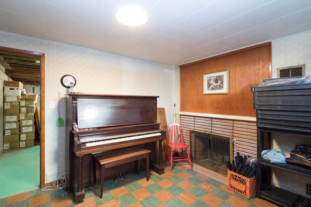 Hallway Photo of 7985 Rosewood Street, Burnaby, BC