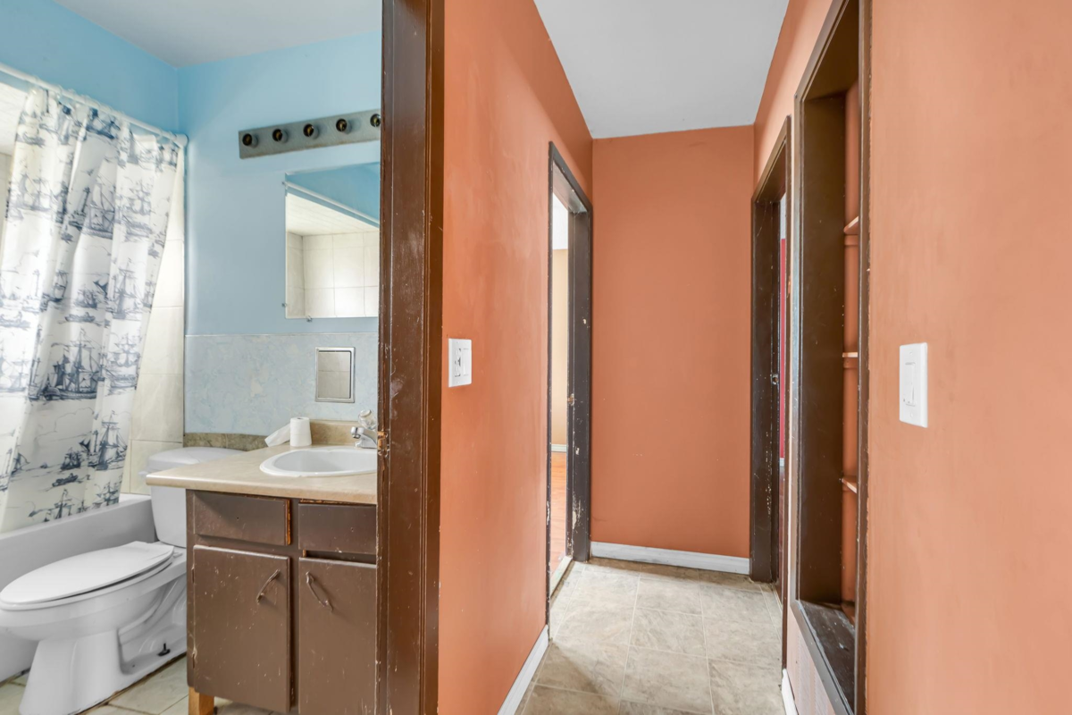 Walk-In Closet Photo of 8498 N 122 Street, Surrey, BC