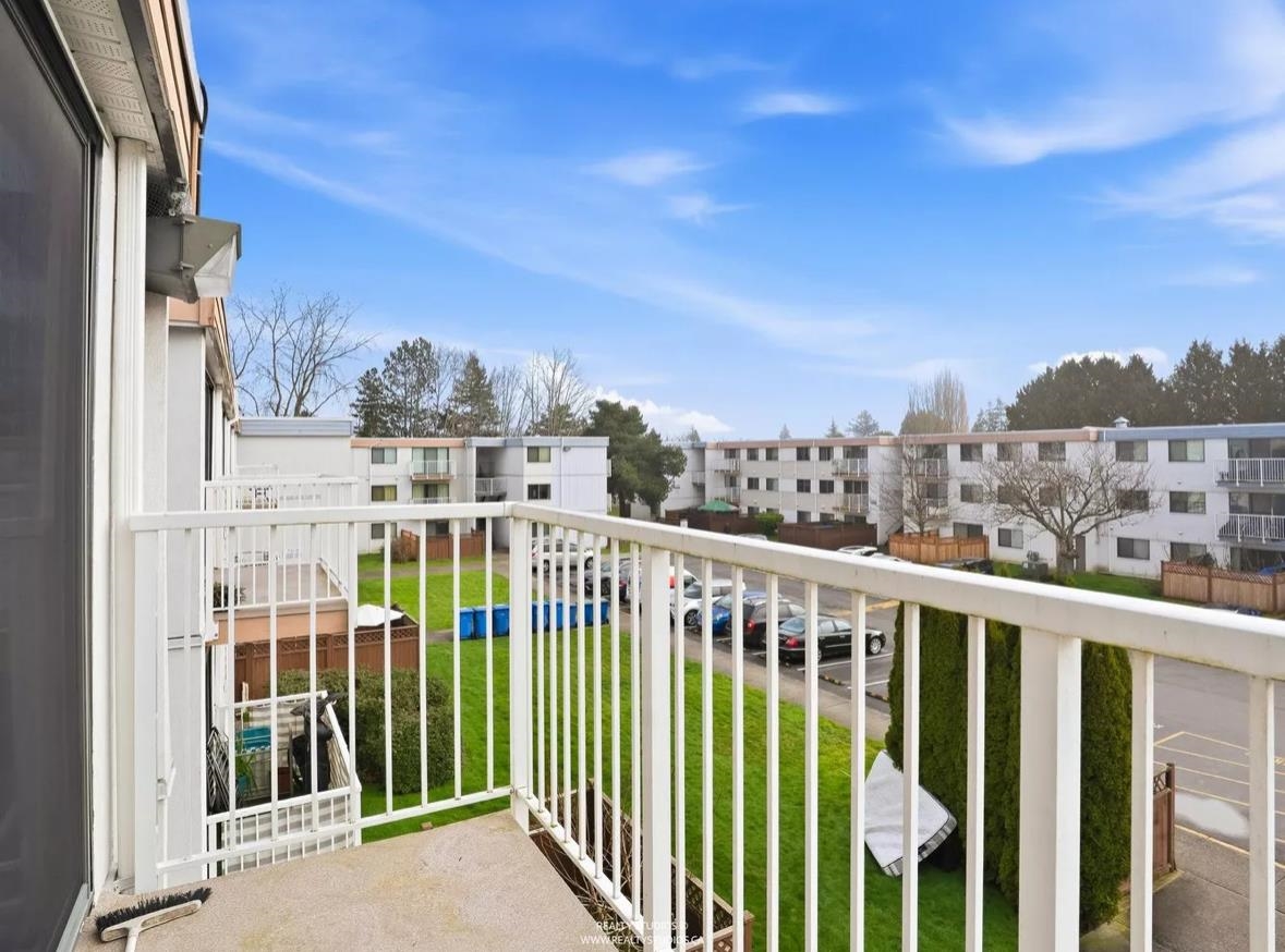 Kitchen Island Photo of 305 7260 Lindsay Road, Richmond, BC