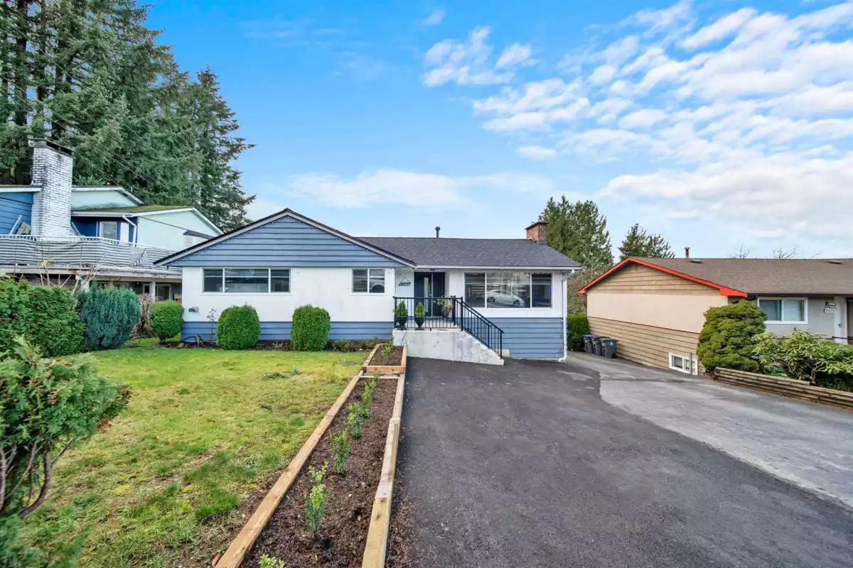Entry Foyer Photo of 11465 139a Street, Surrey, BC