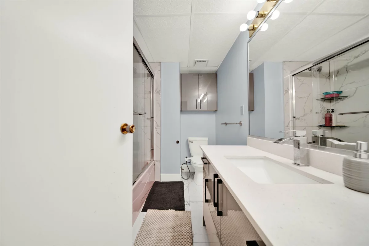 Laundry Room Photo of 11465 139a Street, Surrey, BC