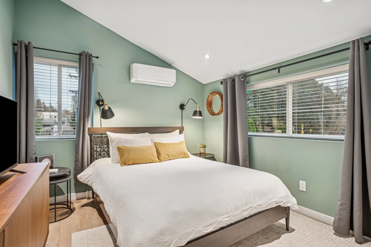 Primary Bathroom Photo of 933 Mclean Drive, Vancouver, BC