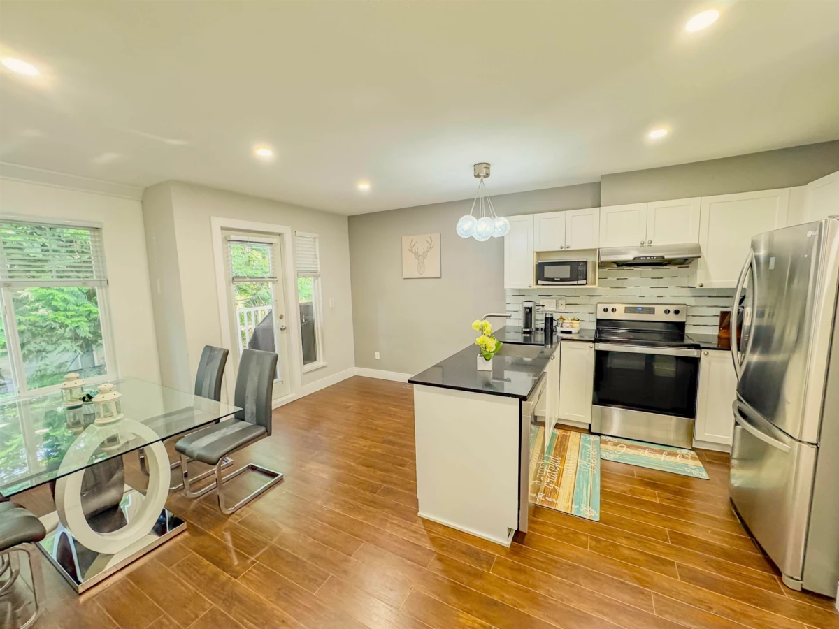Kitchen Island Photo of 62 6533 121 Street, Surrey, BC