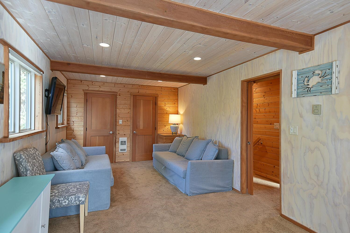 Entry Foyer Photo of 4650 Gerrans Bay Road, Madeira Park, BC