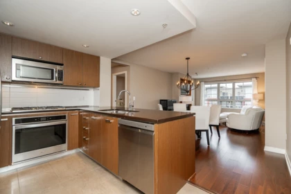 303 2950 King George Boulevard, Surrey, BC, Surrey — Apartment/Condo for sale