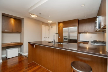303 2950 King George Boulevard, Surrey, BC, Surrey — Apartment/Condo for sale