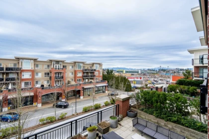 Staircase Photo of 303 2950 King George Boulevard, Surrey, BC