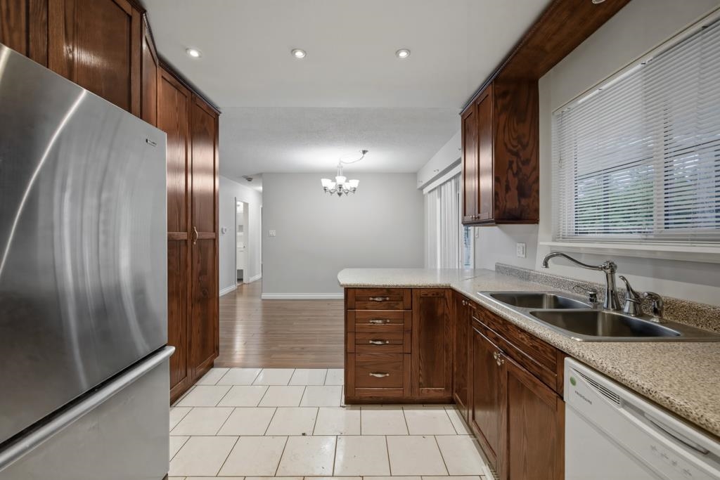 Kitchen Island Photo of 2259 Lynden Street, Abbotsford, BC
