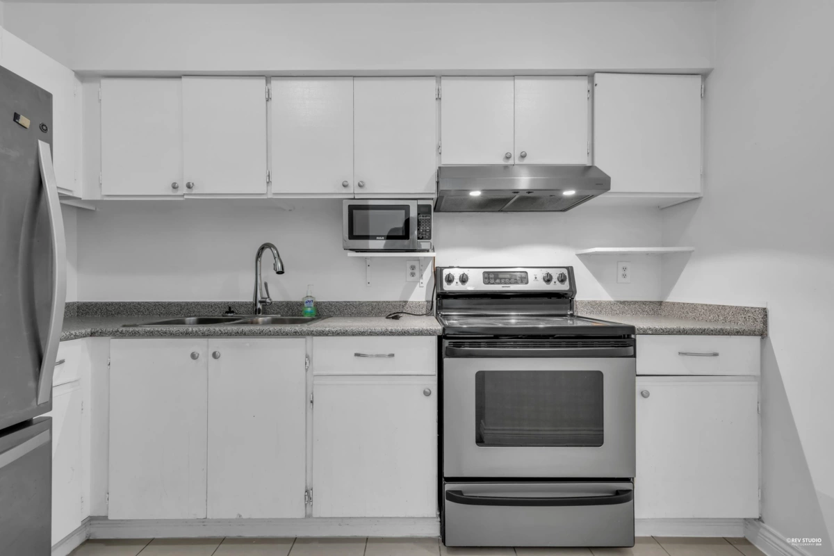 Family Room Photo of 10590 Holly Park Lane, Surrey, BC