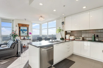 Kitchen Island Photo of 3806 4880 Bennett Street, Burnaby, BC