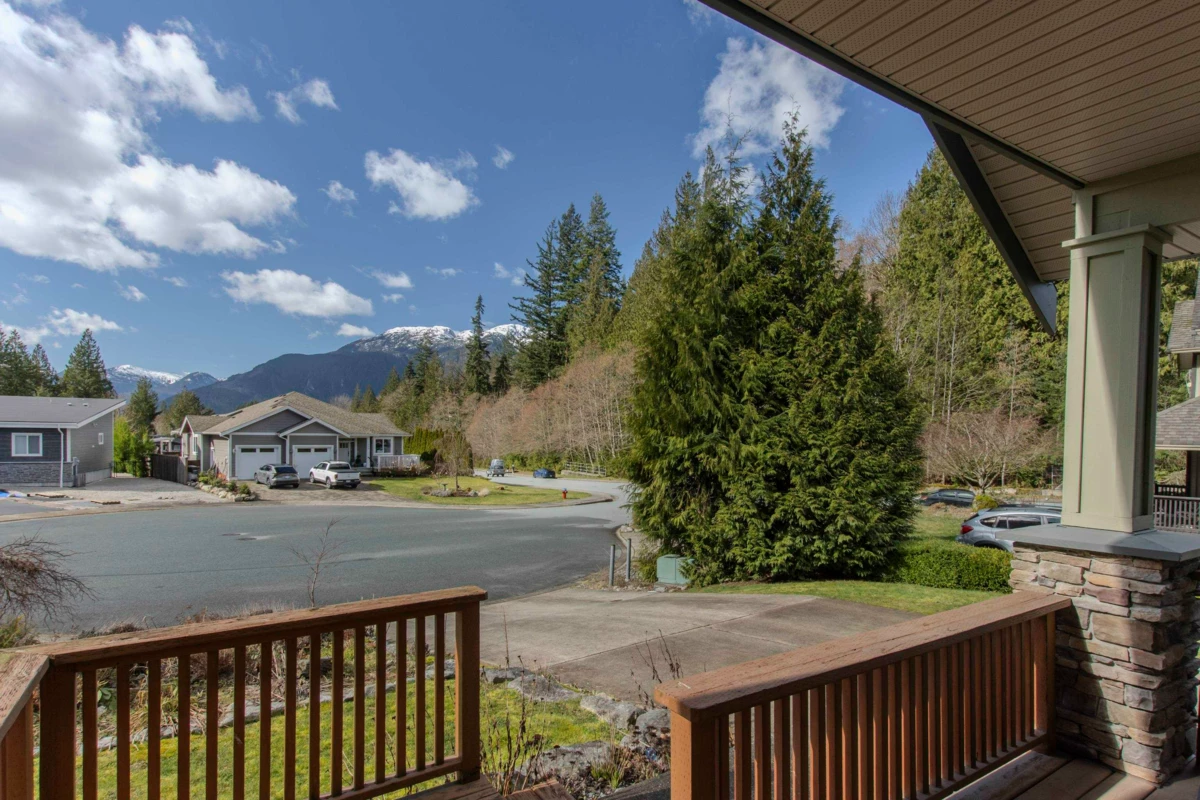 Living Room Photo of 1003 Ash Place, Squamish, BC