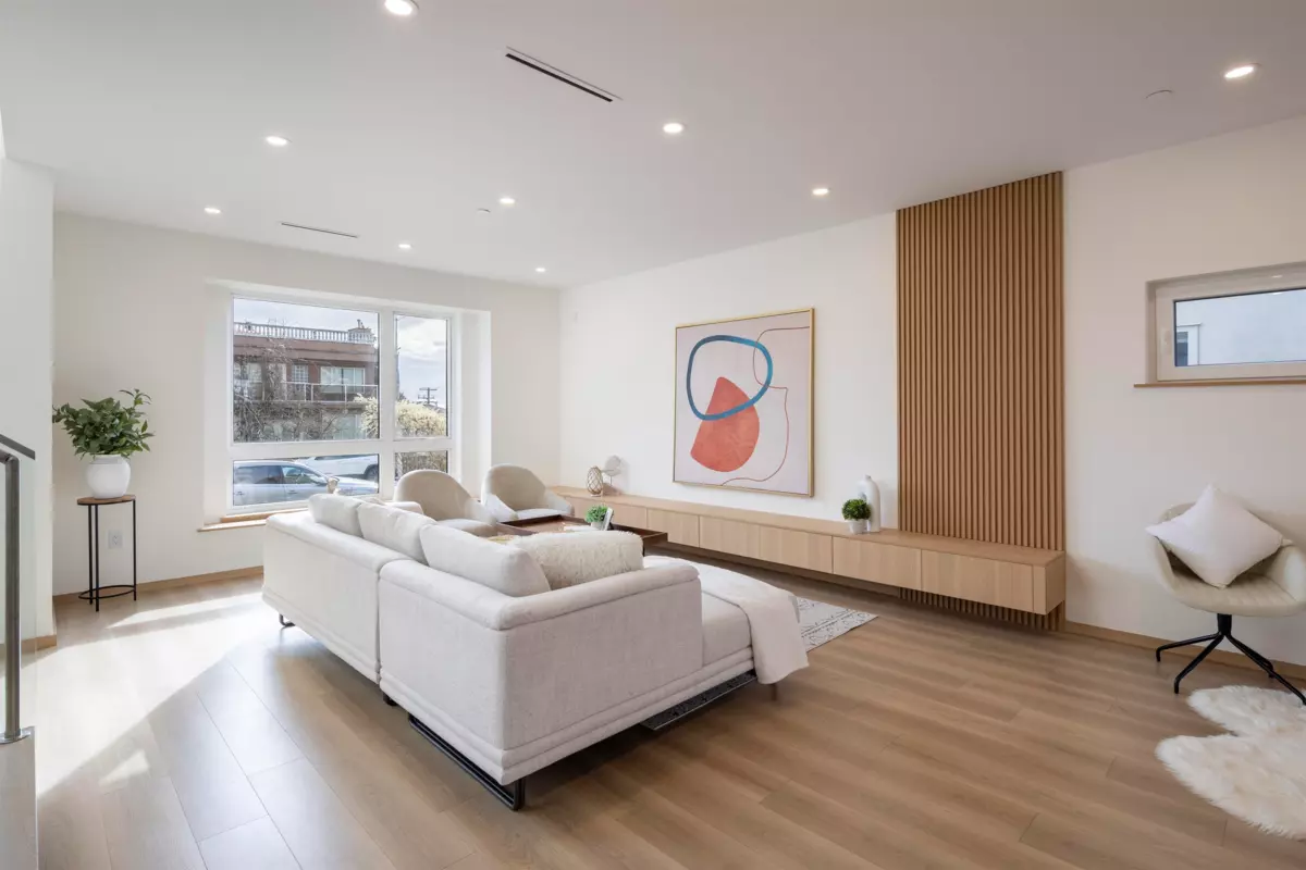 Dining Area Photo of 7 N Howard Avenue, Burnaby, BC
