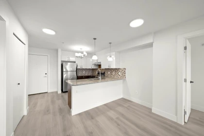 318 13555 Gateway Drive, Surrey, BC, Surrey — Apartment/Condo for sale