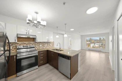 318 13555 Gateway Drive, Surrey, BC, Surrey — Apartment/Condo for sale