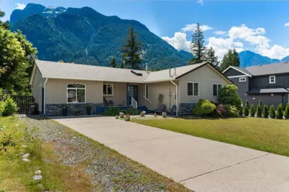574 Park Street, Hope, BC, Hope — Single Family Residence for sale