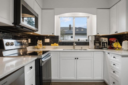 Kitchen Island Photo of 1294 E 33rd Avenue, Vancouver, BC