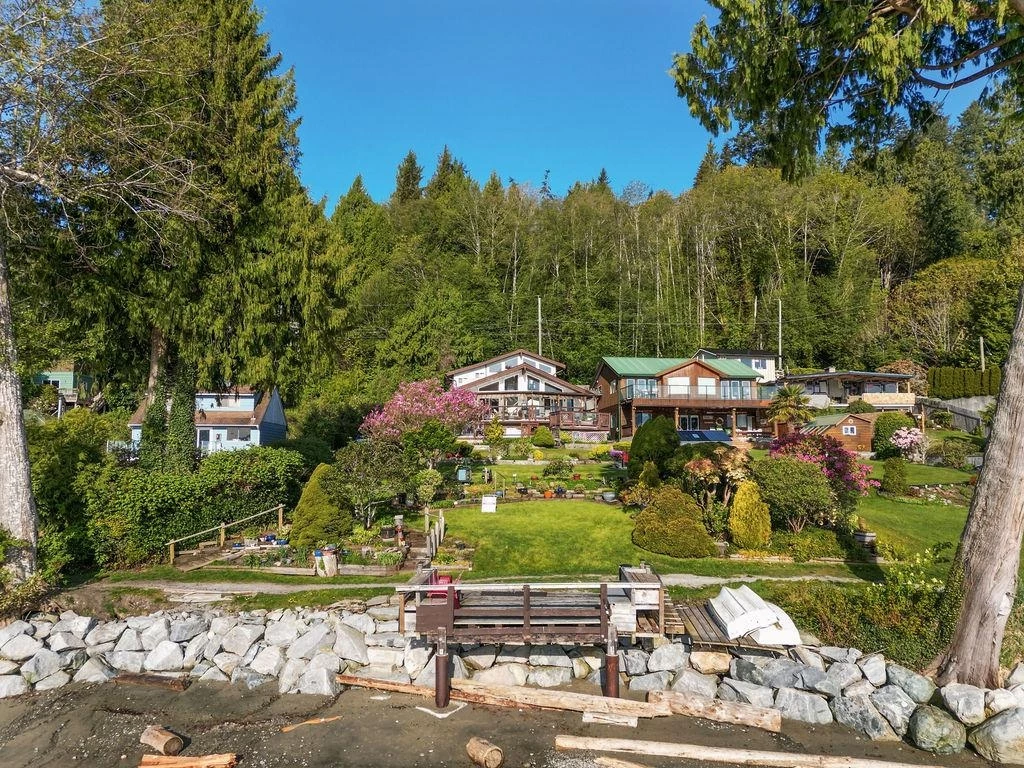Family Room Photo of 1162 Point Road, Gibsons, BC
