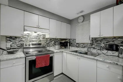 Laundry Room Photo of 9162 119a Street, Delta, BC