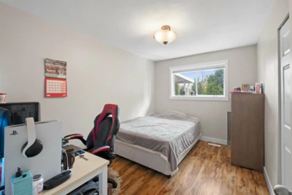 Guest Bathroom Photo of 19416 123 Avenue, Pitt Meadows, BC