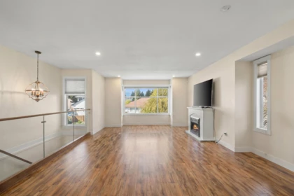 Kitchen Island Photo of 19416 123 Avenue, Pitt Meadows, BC
