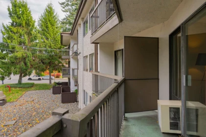 Backyard Photo of 218 15020 North Bluff Road, White Rock, BC