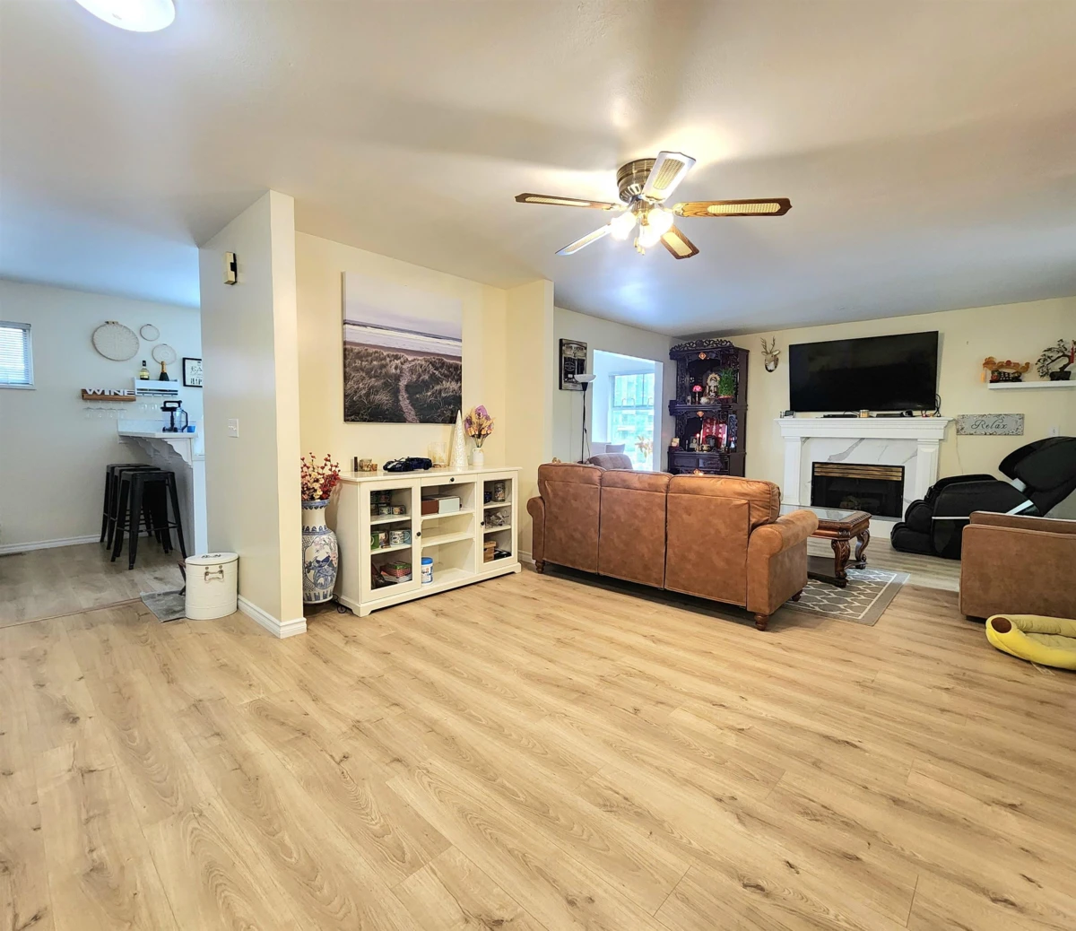 Family Room Photo of 805 14188 103a Avenue, Surrey, BC