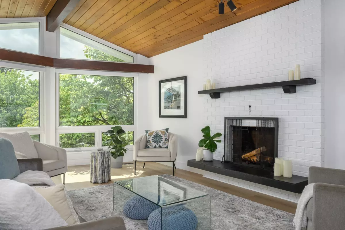 Living Room Photo of 605 Allison Place, New Westminster, BC