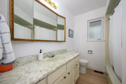 Guest Bathroom Photo of 605 Allison Place, New Westminster, BC