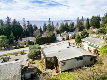 Hot Tub / Spa Photo of 4934 Geer Road, Sechelt, BC