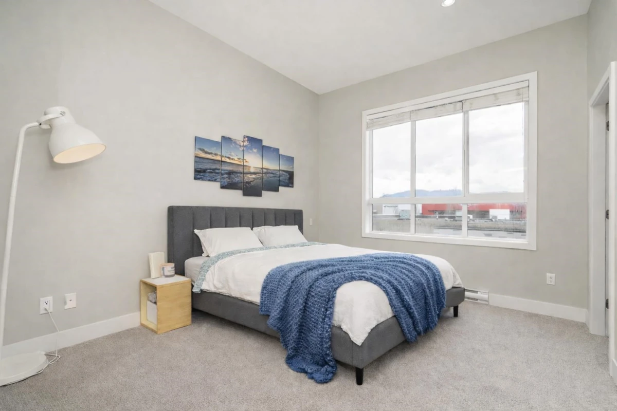 Family Room Photo of 10 1938 North Parallel Road, Abbotsford, BC