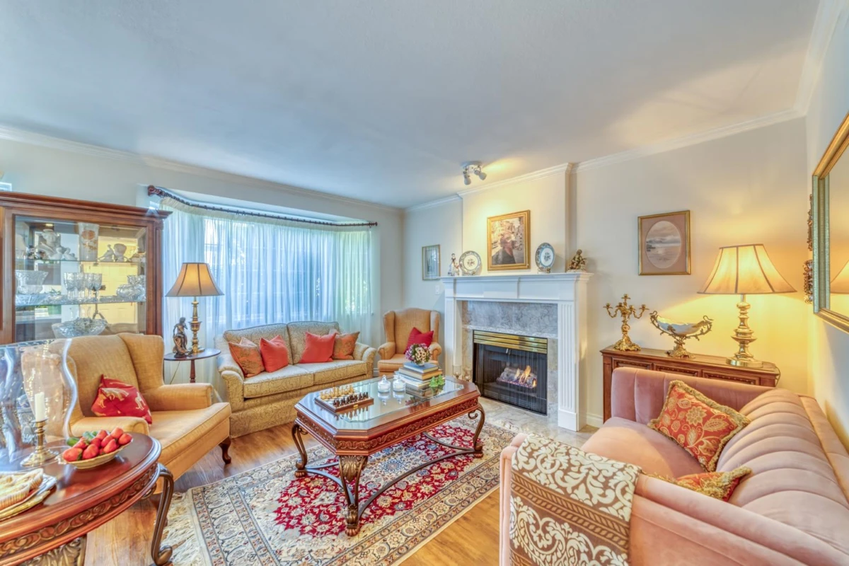 Living Room Photo of 6 815 Tobruck Avenue, North Vancouver, BC