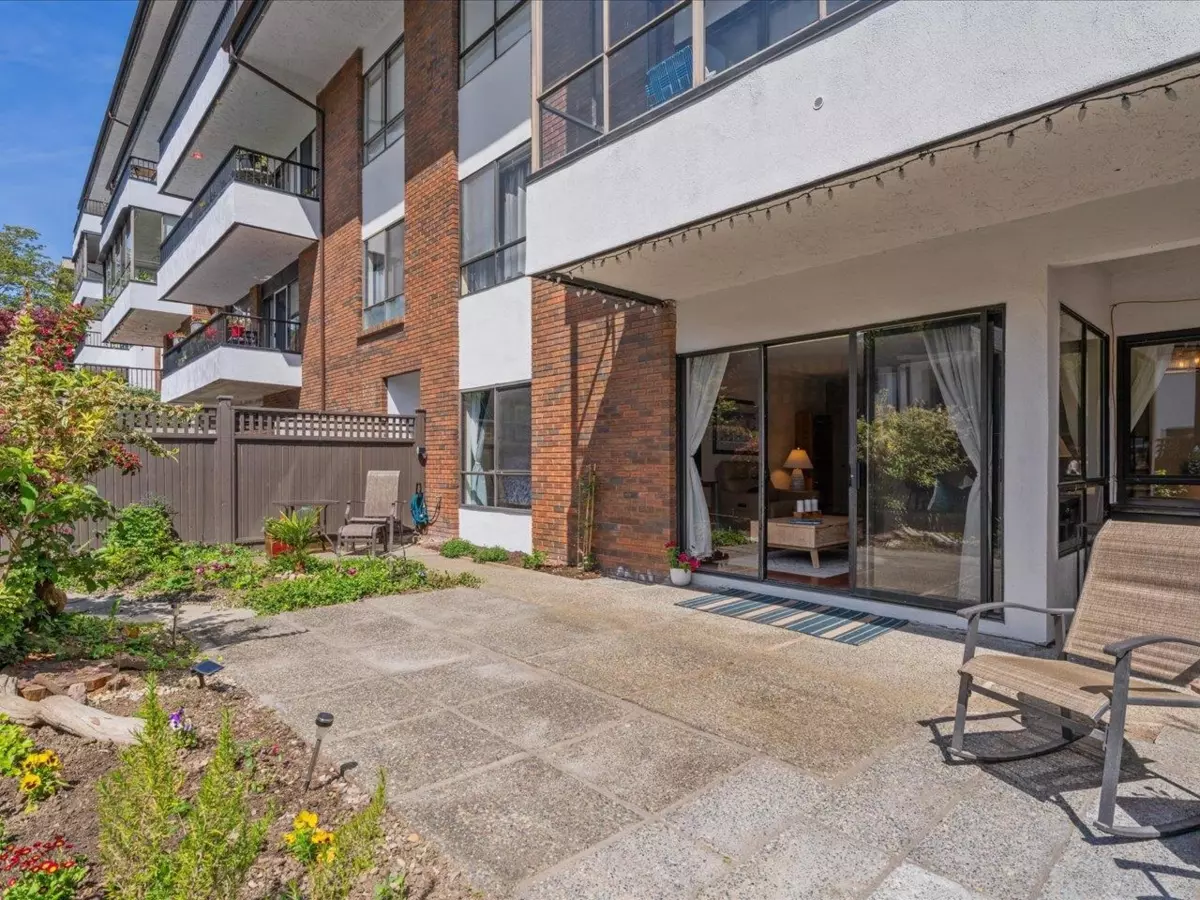 Family Room Photo of 104 1319 Martin Street, White Rock, BC