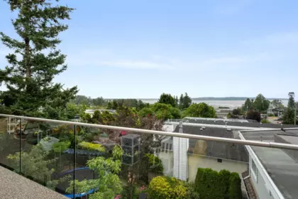 Hot Tub / Spa Photo of 952 PARKER STREET, White Rock BC V3S 8E8