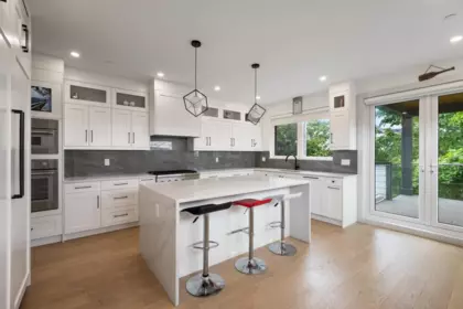 Kitchen Island Photo of 952 PARKER STREET, White Rock BC V3S 8E8