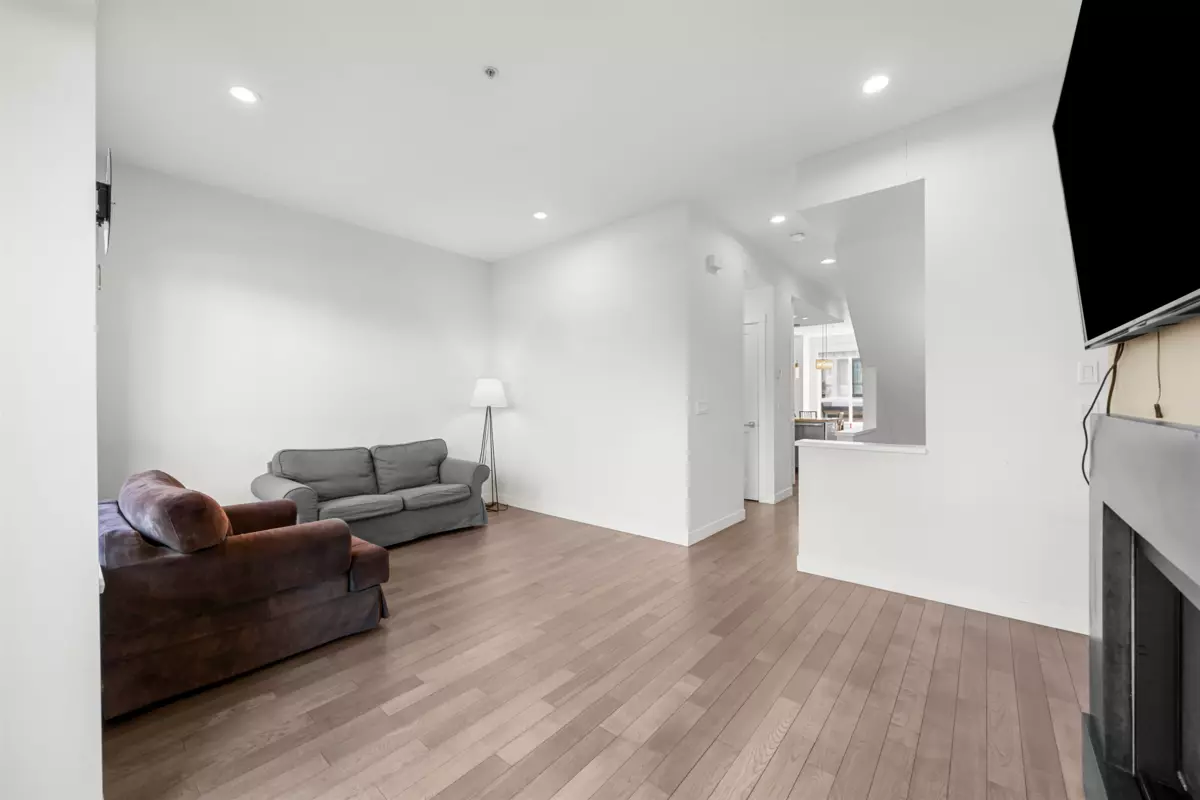 Dining Area Photo of 8 100 Wood Street, New Westminster, BC