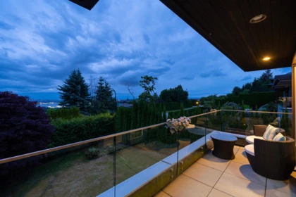 Hallway Photo of 985 Eyremount Drive, West Vancouver, BC