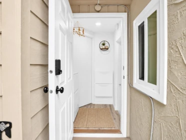 Hallway Photo of 514 W 28th Street, North Vancouver, BC