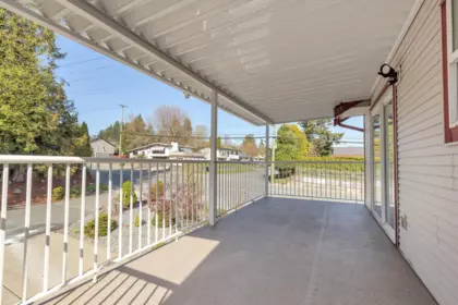 Entry Foyer Photo of 8067 Cedar Street, Mission, BC