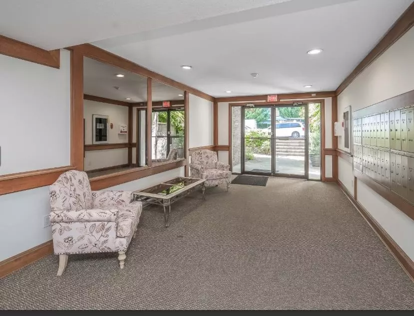 Family Room Photo of 105 1520 Vidal Street, White Rock, BC