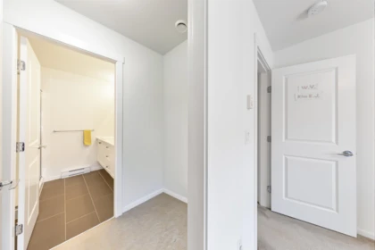 Entry Foyer Photo of 5 16357 15 Avenue, Surrey, BC