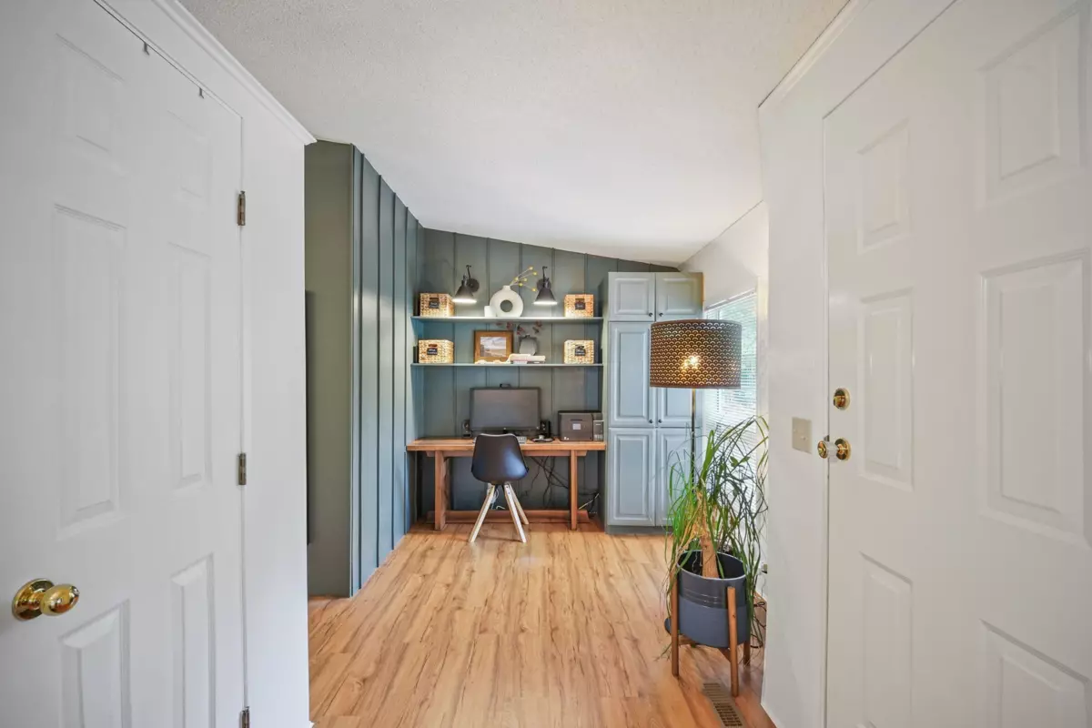 Dining Area Photo of 78 3295 Sunnyside Road, Anmore, BC