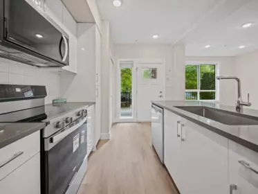 Kitchen Photo of 118 15351 101 Avenue, Surrey, BC