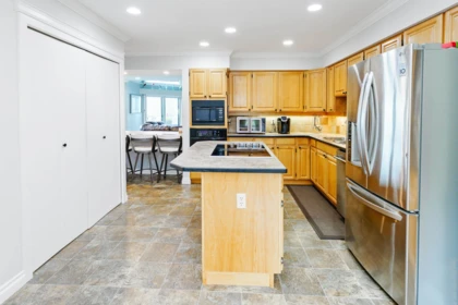Kitchen Island Photo of 3603 Nico Wynd Drive, Surrey, BC