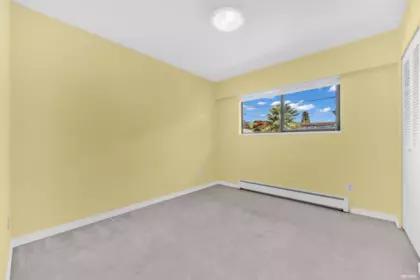 Entry Foyer Photo of 137 W Woodstock Avenue, Vancouver, BC