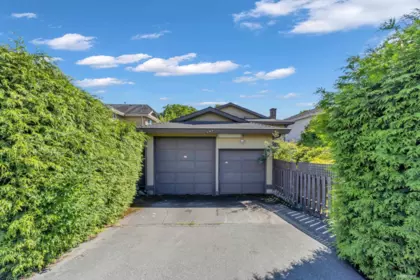 Swimming Pool Photo of 137 W Woodstock Avenue, Vancouver, BC