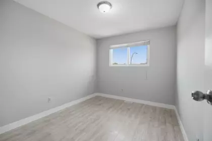 Guest Bathroom Photo of 32082 Austin Avenue, Abbotsford, BC