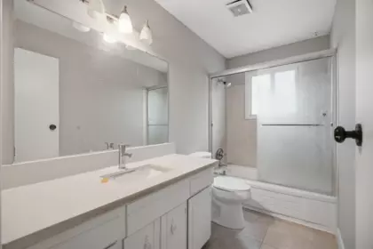 Primary Bathroom Photo of 32082 Austin Avenue, Abbotsford, BC