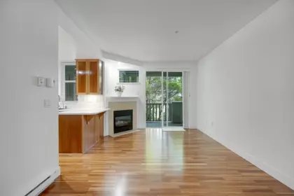 Kitchen Photo of 211 15350 16a Avenue, Surrey, BC