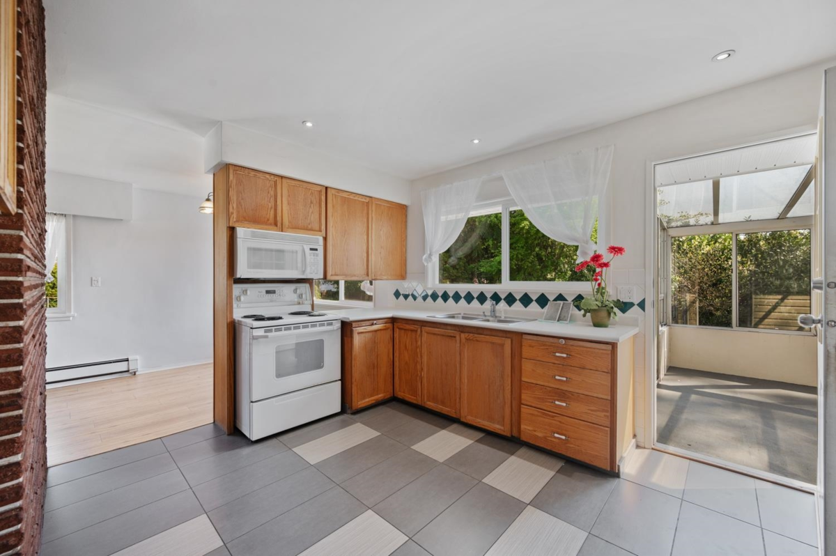 Breakfast Nook Photo of 320 Walker Street, Coquitlam, BC