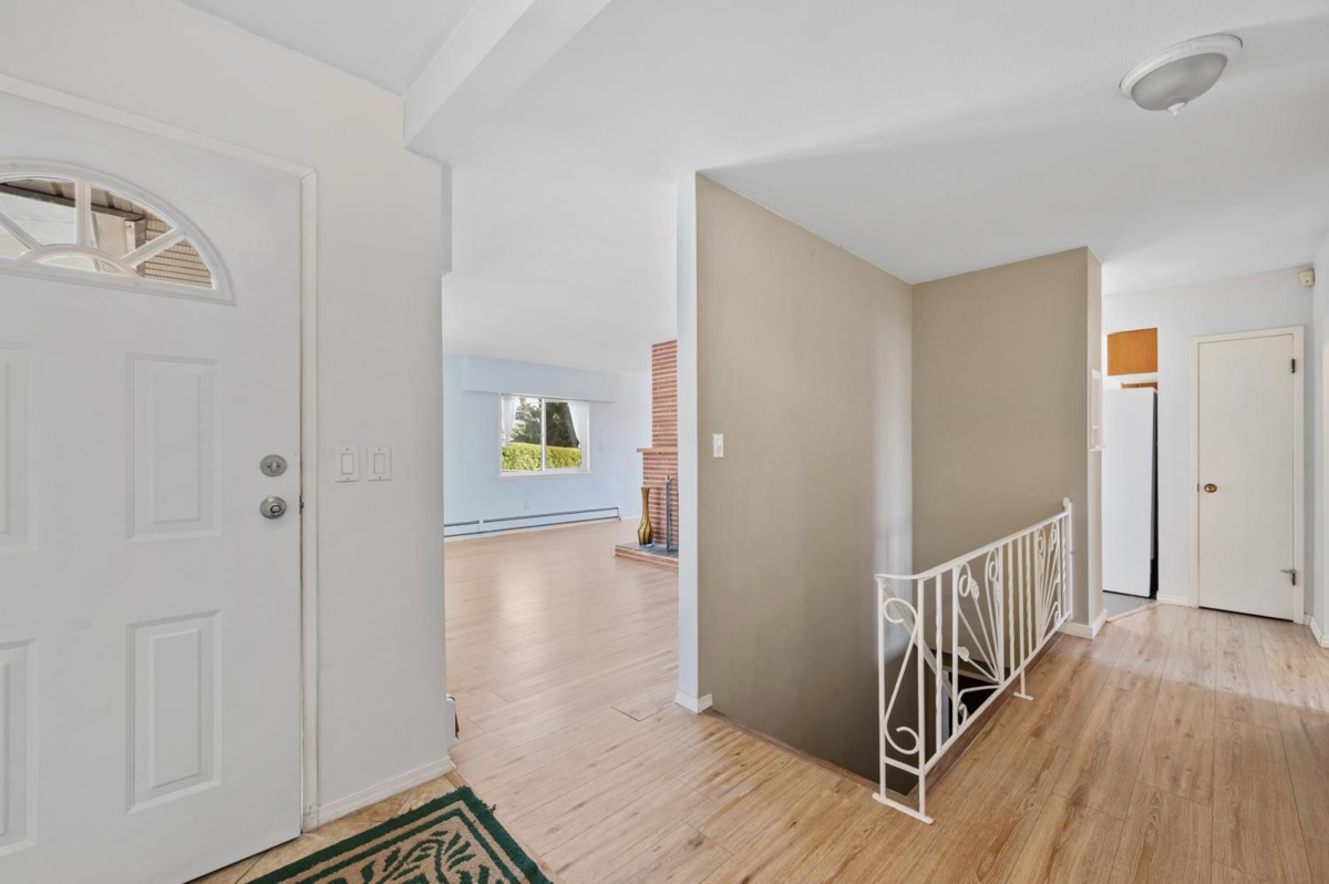 Dining Area Photo of 320 Walker Street, Coquitlam, BC